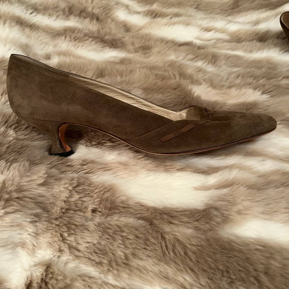 Manolo Blahnik classic loden green suede kitten heel pumps. Made in Italy.